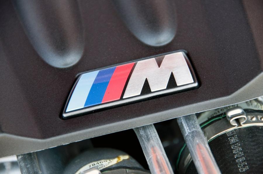 Логотип BMW M5 (F10) 2013 года  (NA) (фото 30 из 45)